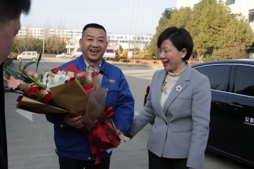 副市长龙小红莅临江南在线手机版（大中国区）新春走访慰问